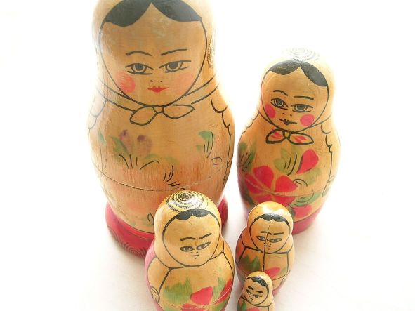 1280px-Nina_Rusa._Muñeca_Rusa