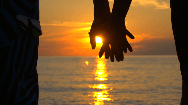 couple-in-love-holds-hands-at-seaside-sunset_nkhpjljbg__F0003